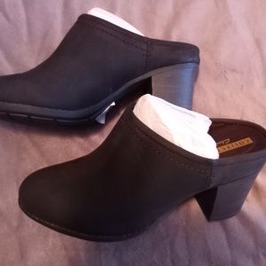NIB CLARKS Enfield Sandy Mules Clogs 7.5 BLACK